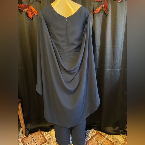 NWT BEAUTIFUL 😍 💙Elegant Navy Jumpsuit💙 - Picture 5 of 15